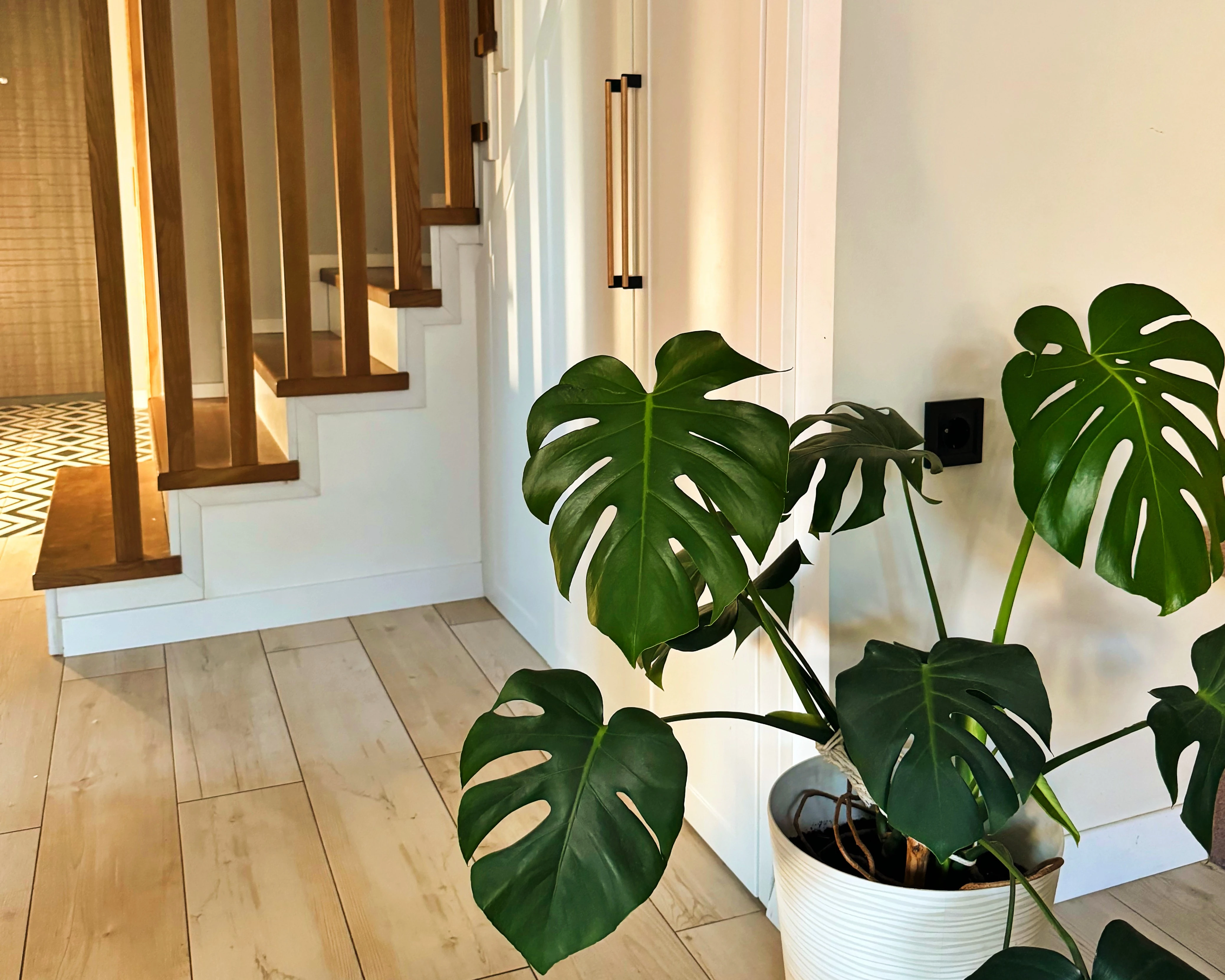 Flur mit mehreren Lichtquellen – Deckenlampe, Wandstrahler und Tischleuchte